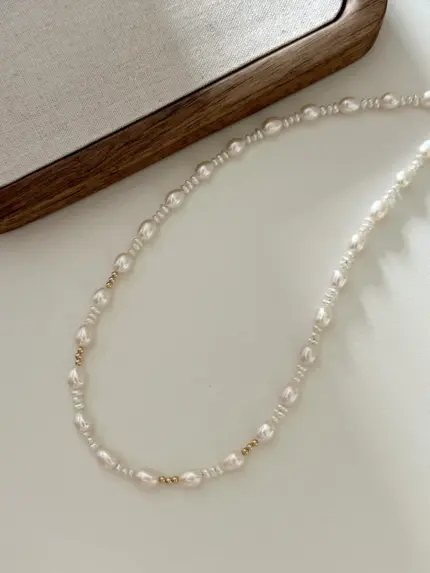 Naszyjnik z perłami w kszatłcie kropli