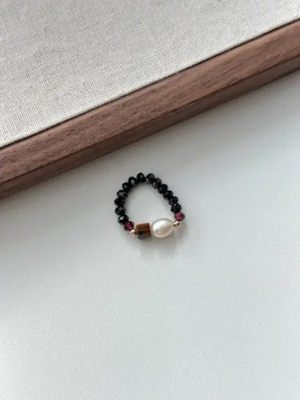 Pierścionek z perłą i kamieniami