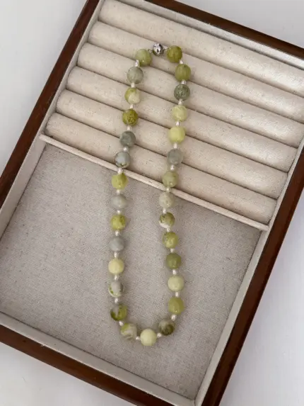 Naszyjnik z naturalnym magnezytem