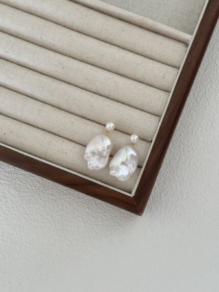 Kolczyki z wiszącą perłą barokową