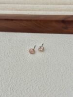 Minimalistyczne kolczyki z perłami Keshi - obrazek 3